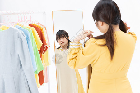 购物中的肥胖女性挑选衣服高清图片