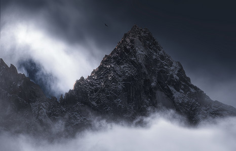 云绕雪山背景图片