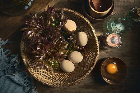 春季新鲜香椿厨房木板上的香椿炒蛋背景