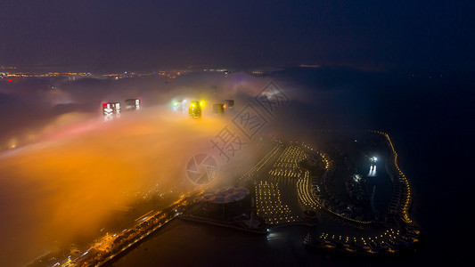 平流雾下的城市夜色图片