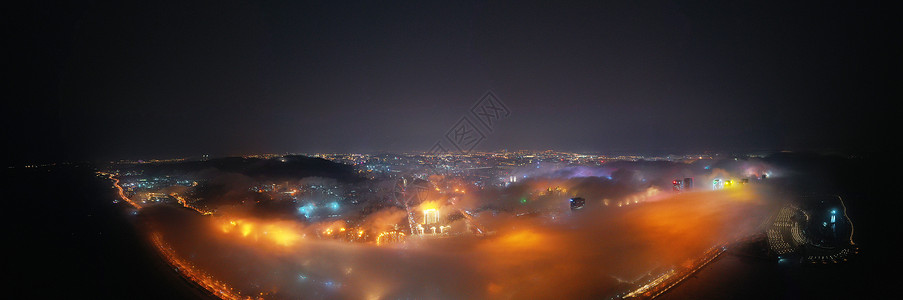 平流雾下的城市夜色背景图片