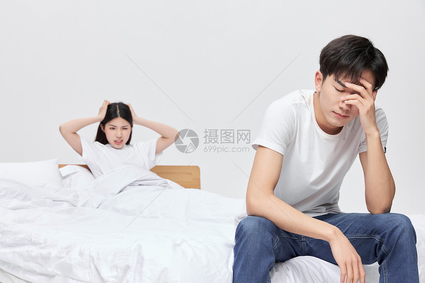 年轻夫妻感情不和冷战图片