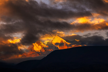 喜马拉雅山脉雪峰美景背景图片