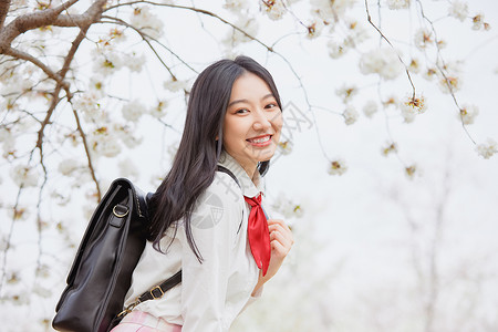 樱花下摩天轮美女大学生逛游公园赏樱花背景