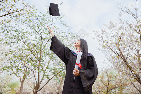 中国云纹学士帽女大学生公园花季毕业照扔学士帽背景