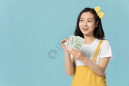 拿着钞票的女性金融理财图片