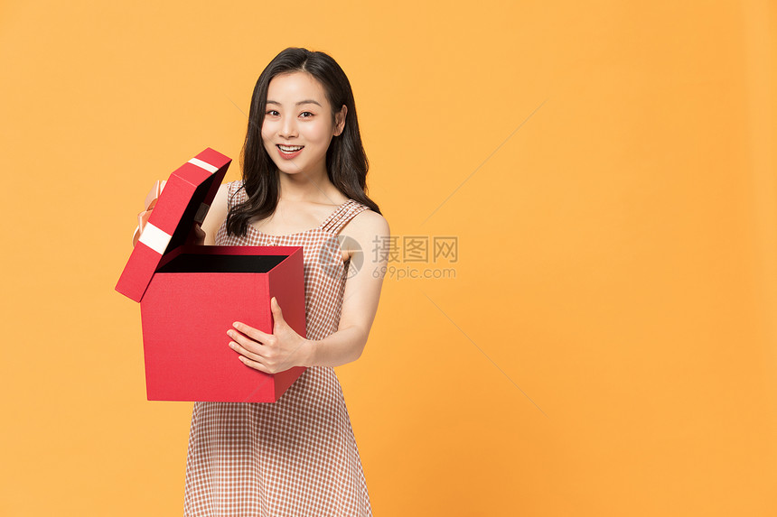 年轻女性抱着礼盒图片