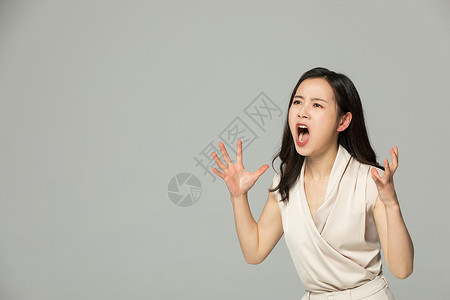 生气大喊的女性背景图片
