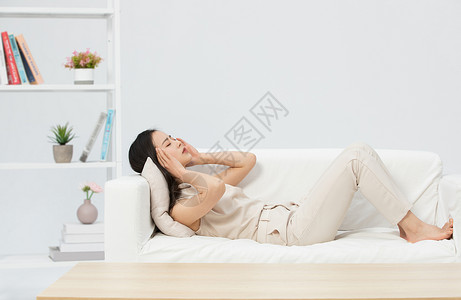一个人在沙发上头疼的女性图片