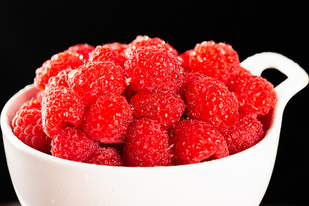山泡白色餐具里的树莓背景