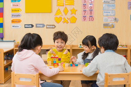 堆积木孩子们小男孩和小女孩一起玩积木背景