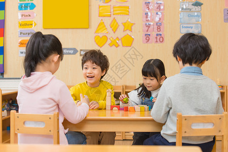 幼儿园老师与小女孩玩玩具小男孩和小女孩一起玩积木背景