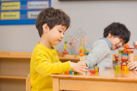 俩个小男孩玩积木背景图片