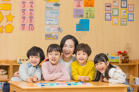 幼儿园的老师和小朋友们背景图片