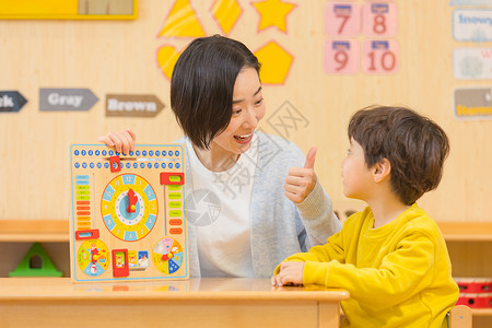 幼儿园幼师幼儿园老师与小男孩玩玩具背景