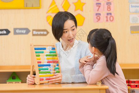 幼儿园老师和小女孩玩玩具图片