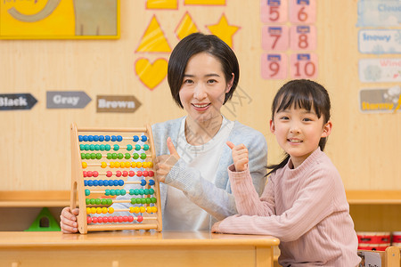 幼儿园老师与小女孩玩玩具幼儿园老师和小女孩玩玩具背景