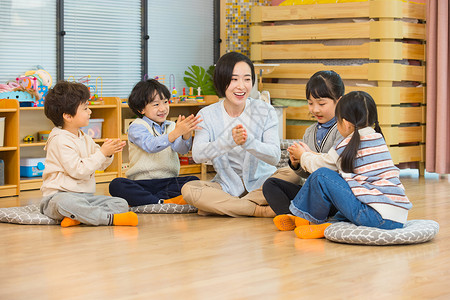 儿童学习玩具女幼师上课和小朋友们积极互动背景