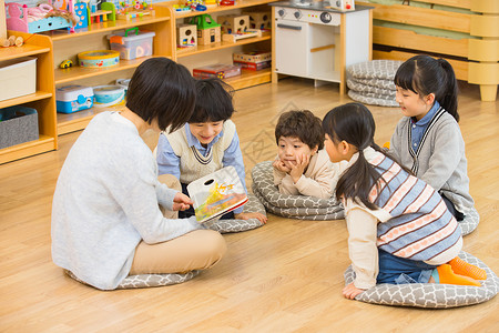 学生绘本素材小朋友们上课认真听老师讲故事背景