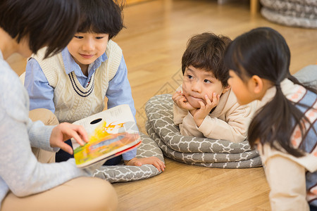 学生绘本素材小朋友们上课认真听老师讲故事背景