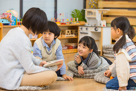 学生绘本素材小朋友们上课认真听老师讲故事背景