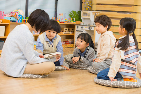 学生绘本素材小朋友们上课认真听老师讲故事背景