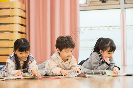 幼儿读书小朋友们趴在地上看书背景