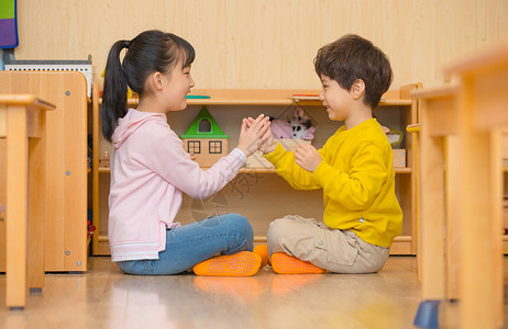 动物幼儿园小女孩和小男孩玩拍手游戏背景