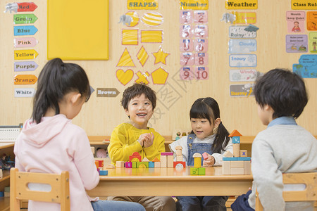 早教学习素材幼儿园小朋友们一起搭积木背景