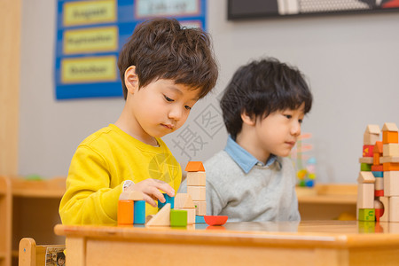 幼儿园小男孩在堆积木背景