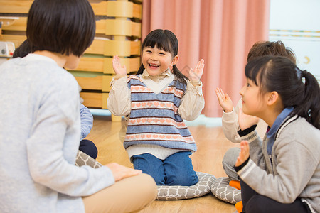 幼儿园老师与小女孩玩玩具小女孩上课与老师互动背景