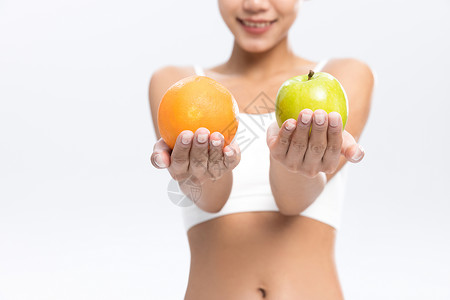 健身女性展示水果特写图片