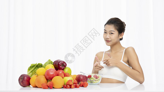 健身轻食健身女性吃水果轻食背景