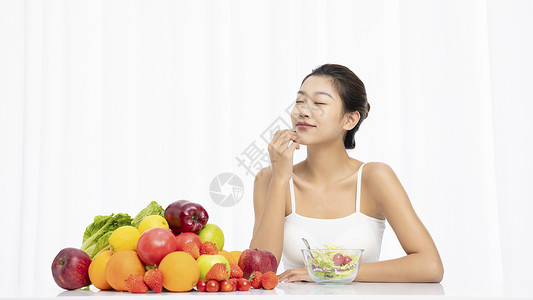 健身女性吃水果轻食背景图片