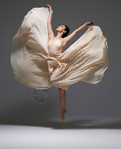 美女舞者跳跃舞动长裙裙摆图片