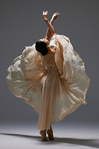 美女舞者双臂伸展高清图片