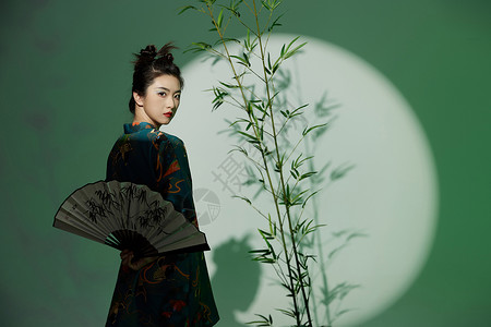 中国风国潮旗袍美女背影图片