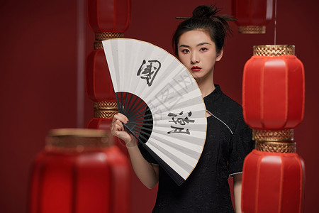 中国风美女手拿折扇图片