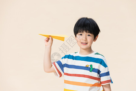 黄色纸飞机小男孩扔纸飞机背景
