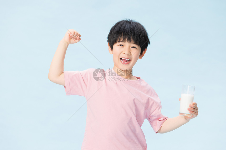儿童小男孩喝牛奶图片