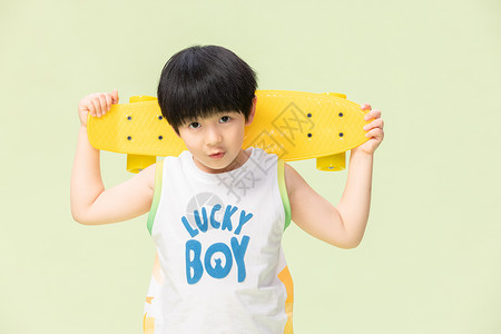 可爱小男孩玩滑板高清图片