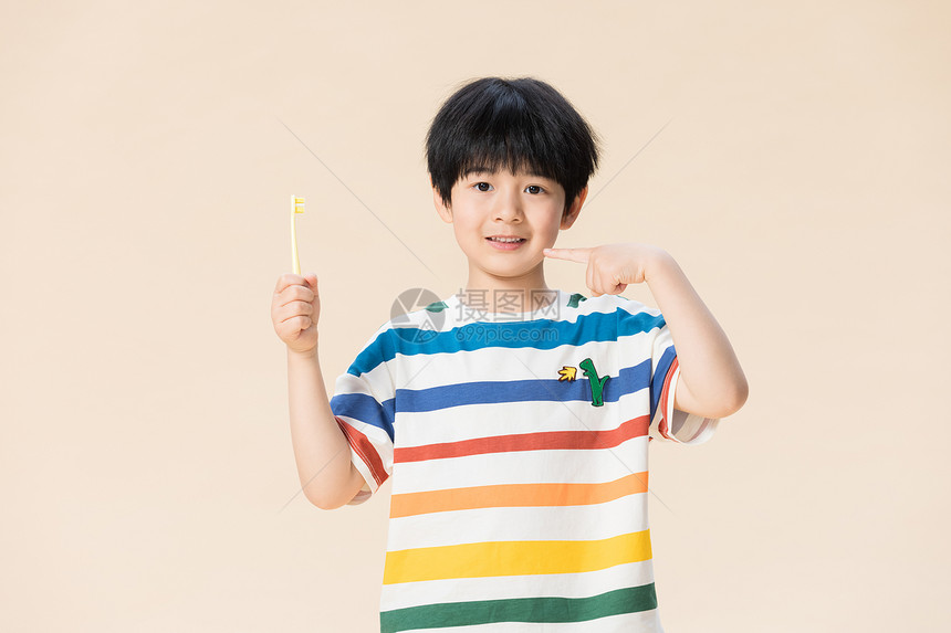 儿童小男孩刷牙口腔护理图片
