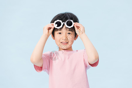 儿童小男孩戴眼镜图片