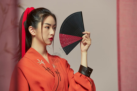 拿折扇的中国风美女背景图片