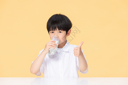 可爱小男孩喝牛奶图片