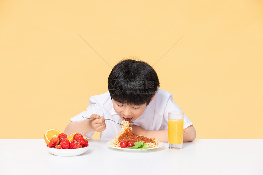 可爱小男孩健康饮食图片