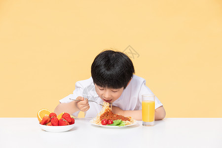 可爱小男孩健康饮食图片