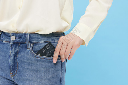 束口袋将信用卡放进口袋特写背景