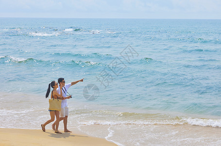 年轻情侣海边旅行图片