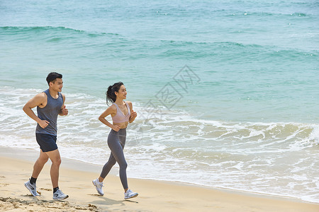 跑步健身情侣年轻情侣海边运动跑步背景